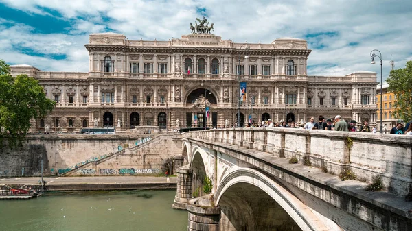 意大利 2022年6月 最高法院位于市中心 立面有雕塑和入口 桥前面有步行的人 — 图库照片