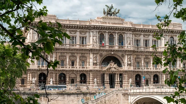 意大利 2022年6月 位于市中心的最高上诉法院 立面装饰着雕塑和入口 走在其前面 — 图库照片