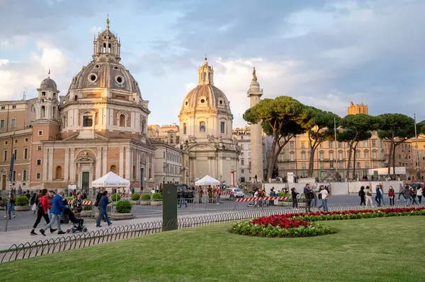 意大利 2022年6月 日落时城市古老中心的街道景观 Santa Maria Loreto和Trajan Colcolumn 步行人群 — 图库照片