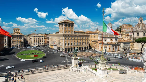 意大利 2022年6月 位于市中心的维克多 伊曼纽尔二世纪念碑 Victor Emmanuel Monument 上的广场景观 汽车多 老旧的古典建筑多 — 图库照片