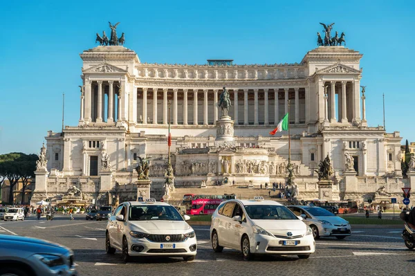 意大利罗马 2022年6月 维克多 伊曼纽尔二世纪念碑位于古城中心 许多游客和汽车在它前面 — 图库照片