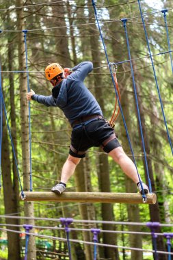 Karpatlar 'daki macera parkına tırmanan bir adamın manzarası, Romanya' daki yeşillik,