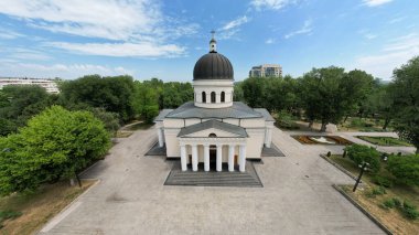Chisinau şehir merkezindeki hava aracı görüntüsü. Central Park manzarası, Katedral, çan kulesi, bir sürü yeşil bina. Moldova