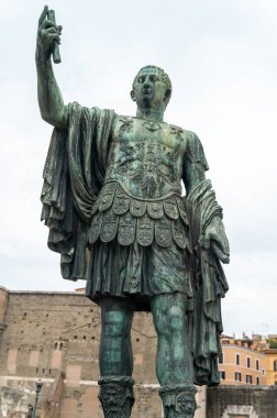 Roma, İtalya 'da arka planında antik binalar bulunan Augustus Caesar heykeli.