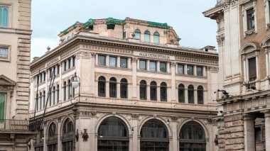 Roma, İtalya 'nın merkezinin sokak manzarası. Eski klasik tarzda yapılmış binalar