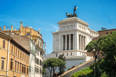 Victor Emmanuel II Anıtı şehrin antik merkezinde, önünde klasik binalar bulunuyor.