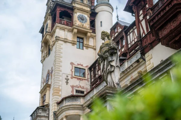Статуя Замку Пелес Румунії Замок Задньому Плані — стокове фото