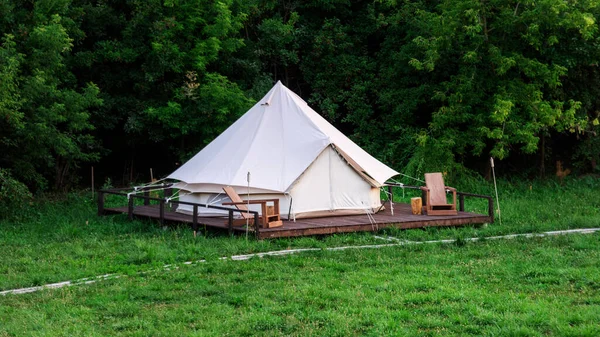 Zelt Mit Holzstühlen Davor Beim Glamping Üppiger Wald Ringsum — Stockfoto