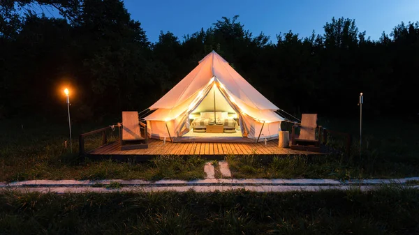 Tent Interior Exterior Burning Torches Lamps Wooden Chairs Glamping Forest — Fotografia de Stock