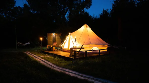 Tent Burning Torches Lamps Wooden Chairs Glamping Forest Dusk — Fotografia de Stock