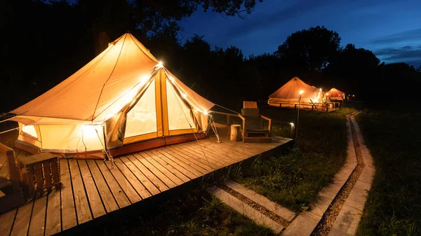 Tents Burning Torches Lamps Wooden Chairs Glamping Forest Night — Fotografia de Stock