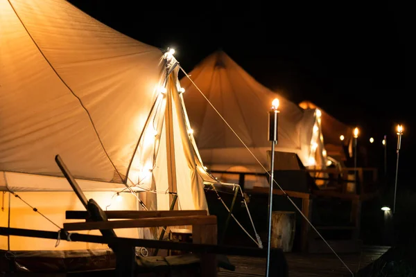 Tendas Com Tochas Chamas Lâmpadas Cadeiras Madeira Glamping Noite — Fotografia de Stock