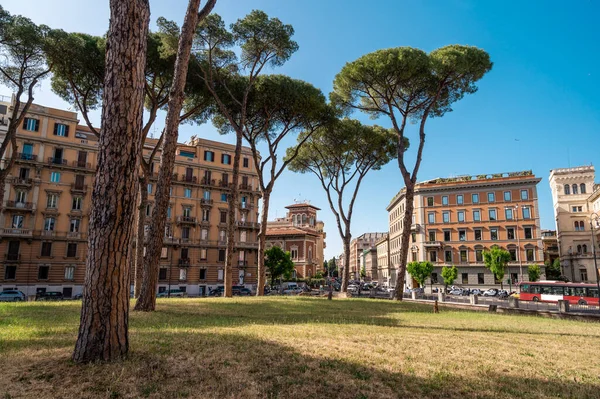 意大利罗马市中心的街道景观 广场设有绿地 流动车辆及住宅楼宇 — 图库照片