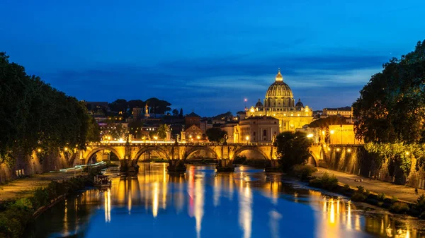 意大利罗马市中心的台伯河景观 远处的堤岸街 多栋大楼和圣彼得大教堂 — 图库照片