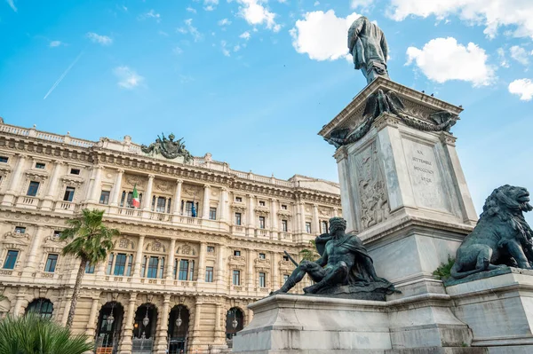 意大利罗马最高法院前的Camillo Benso纪念碑 — 图库照片