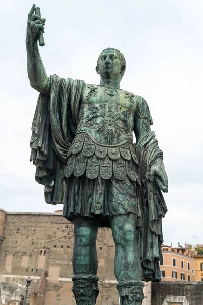 Statue Augustus Caesar Ancient Buildings Background Rome Italy — Stockfoto