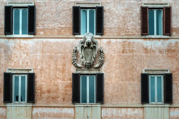 Close View Facade Traditional Building Rome Italy Windows Shutters Sculpture — Stock fotografie