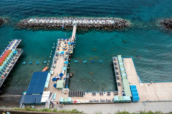View Tyrrhenian Sea Coast Sorrento Italy Beach Resting People Piers — Stok fotoğraf