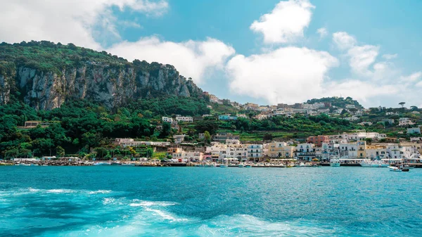 View Tyrrhenian Sea Coast Capri Italy Classic Buildings Piers Moored — Stockfoto