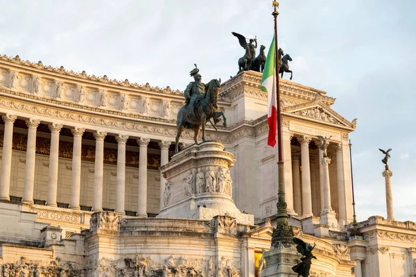 维克多 伊曼纽尔二世纪念碑位于意大利罗马古城的中心 — 图库照片