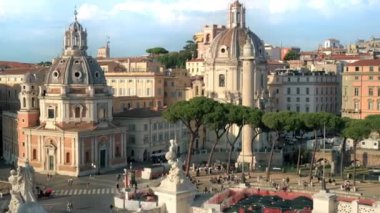 İtalya, Roma 'nın eski merkezinin sokak manzarası. Santa Maria di Loreto ve Trajan Sütunları, yürüyen insanlar, eski binalar