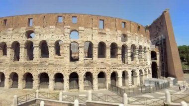 Roma, İtalya - Haziran 2022: antik şehir merkezinin sokak manzarası. Önünde insanlar olan kolezyum.