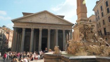 Roma, İtalya - Haziran 2022: antik şehir merkezinin sokak manzarası. Önünde birçok insan ve çeşme olan Pantheon, etrafında eski binalar