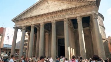 Roma, İtalya - Haziran 2022: antik şehir merkezinin sokak manzarası. Önünde birden fazla insan olan Pantheon, etrafında eski binalar