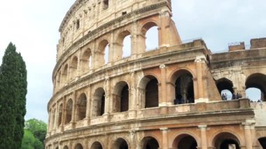 Kolezyum İtalya 'nın antik Roma' nın merkezinde yer almaktadır. İçinde insanlar var.
