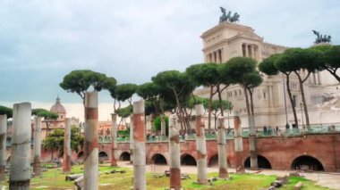İtalya, Roma 'nın eski merkezinin sokak manzarası. Arka planda Victor Emmanuel II anıtı olan antik kazılar, yürüyen insanlar