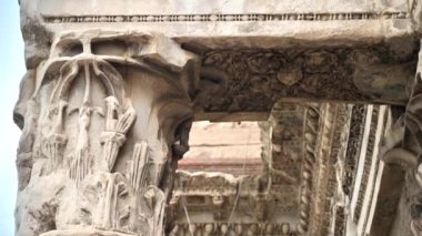Roma, İtalya 'da alçı ve heykellerle dolu antik bir binanın ön cephesine yakından bakın.