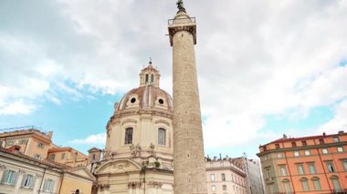 İtalya, Roma 'nın eski merkezinin sokak manzarası. Santa Maria di Loreto ve Trajan Sütunları, yürüyen insanlar, eski binalar