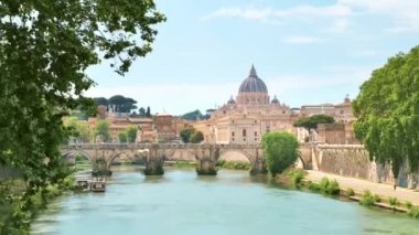 Roma, İtalya 'nın merkezindeki Tiber Nehri manzarası. Baraj sokağı, antik köprü ve uzaktaki eski binalar.