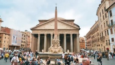 Roma, İtalya - Haziran 2022: antik şehir merkezinin sokak manzarası. Önünde birçok insan ve çeşme olan Pantheon, etrafında eski binalar