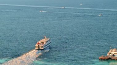 SORRENTO, İtalya - Haziran 2022: Sorrento, İtalya 'daki Tırren deniz kıyılarının manzarası. Yüzen tekneler. Yavaş çekim