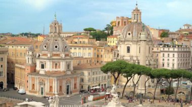 İtalya 'nın başkenti Roma' da bulunan Victor Emmanuel II Anıtı 'ndan Piazza Venezia' nın zaman çizelgesi. Birden fazla yürüyen insan, hareket halindeki arabalar ve eski klasik binalar.