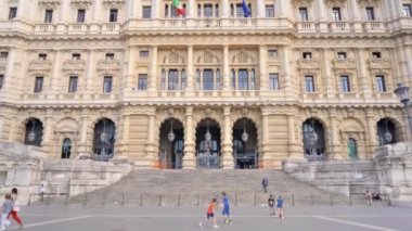 ROME, ITALY - HAZİRAN 2022: Şehir merkezinde bulunan Temyiz Mahkemesi, heykel ve girişi olan ön taraftaki insanlarla kare