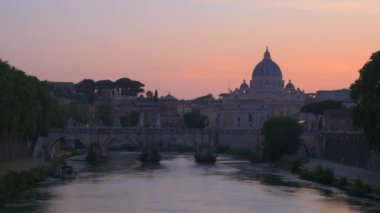 ROME, ITALY - 2022: Tiber Nehri 'nin Roma şehir merkezindeki Tiber manzarası, gün batımında, İtalya. Baraj sokağı, antik köprü ve uzaktaki eski binalar.
