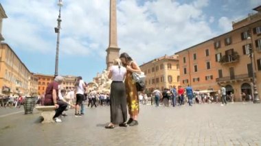 ROME, ITALY - Haziran 2022: Dört Nehrin Çeşmesi Navona Meydanı 'nda birden fazla turist ve klasik binaların bulunduğu bir yer. Zaman ayarlı görünüm