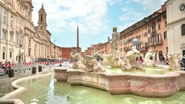 ROME, ITALY - Haziran 2022: Piazza Navona 'da bulunan Neptün Çeşmesi' nin etrafında birden fazla turist ve klasik binalar