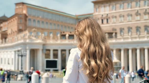 Uitzicht Blonde Vrouw Van Achteren Vaticaanstad Sint Pietersplein Met Meerdere — Stockvideo