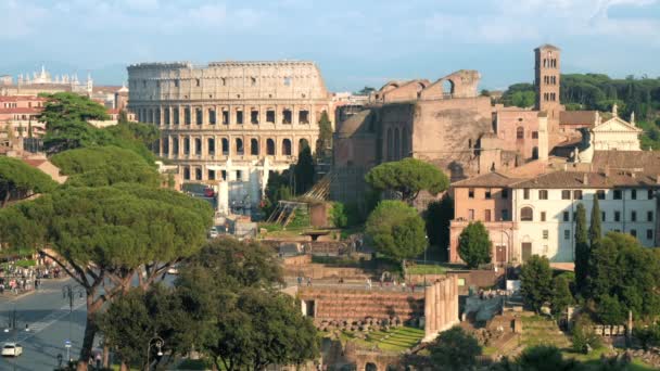Уличный Пейзаж Древнего Центра Рима Италия Колизей Вдалеке Люди Автомобили — стоковое видео