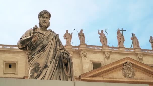 Kilátás Egy Szobor Szent Péter Téren Szent Péter Bazilika Háttérben — Stock videók