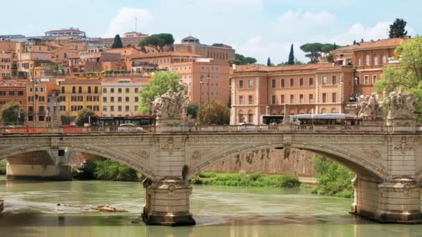 View Tiber River Center Rome Italy Embankment Street Ancient Bridge — Stockvideo