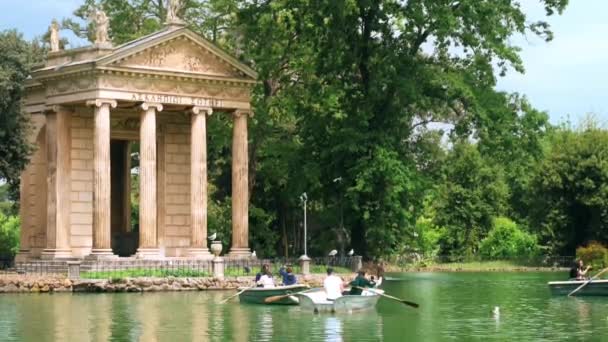 Рим Италия Июнь 2022 Вилла Боргезе Сады Прудом Людьми Плавающих — стоковое видео