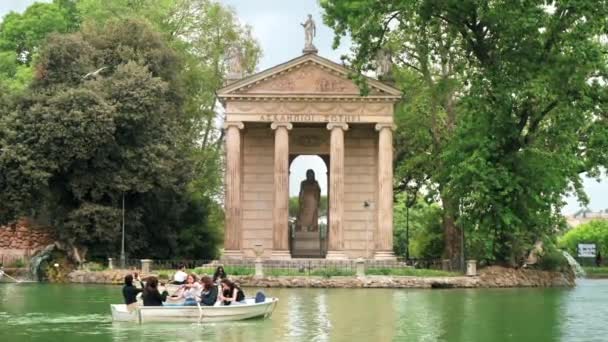 Рим Италия Июнь 2022 Вилла Боргезе Сады Прудом Людьми Плавающих — стоковое видео