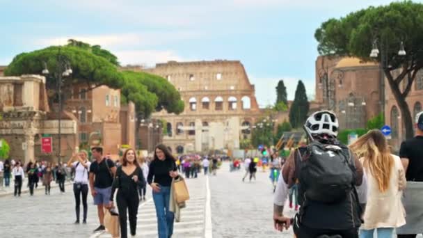 Rome Italy June 2022 도시의 중심의 산책하는 사람들 건물들이 콜로세움 — 비디오