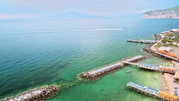 View Tyrrhenian Sea Coast Sorrento Italy Piers Sunbeds Resting Transparent — 图库视频影像