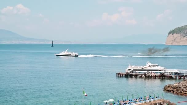 View Tyrrhenian Sea Coast Sorrento Italy Piers Sunbeds Resting Transparent — 图库视频影像