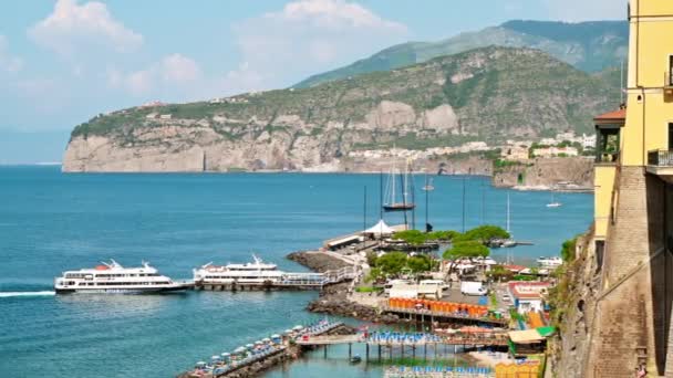 Vista Costa Del Mar Tirreno Sorrento Italia Muelles Con Tumbonas — Vídeos de Stock